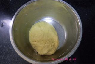 揉成光滑的面团，盖上保鲜膜松弛20分钟；