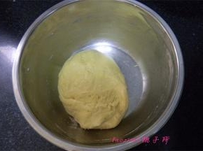 揉成光滑的面团，盖上保鲜膜松弛20分钟；