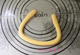 取一小块面团，搓成长条状；