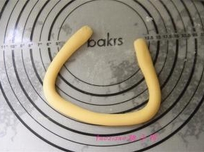 取一小块面团，搓成长条状；