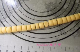 用刀切1厘米的小粒（如有耐心可将小粒团圆更好看）