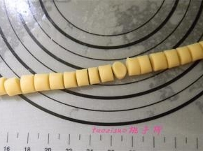 用刀切1厘米的小粒（如有耐心可将小粒团圆更好看）