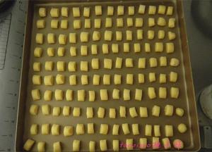 将切好的小馒头粒码入烤盘里，要留出间隔哦；6、