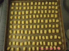 将切好的小馒头粒码入烤盘里，要留出间隔哦；6、