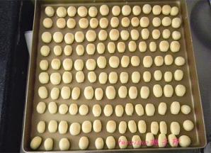 放入提前预热的烤箱里，上管150度、下管140度，烤制15分钟即可。