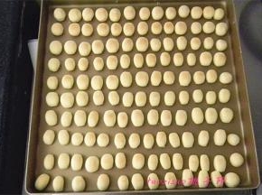 放入提前预热的烤箱里，上管150度、下管140度，烤制15分钟即可。