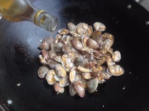 加料酒、胡椒粉和蚝油，翻炒，盖锅盖1分钟左右