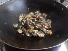 加入紫苏叶，翻炒，盖锅盖煮1分钟左右