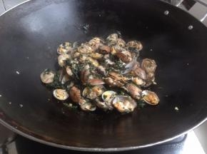加入紫苏叶，翻炒，盖锅盖煮1分钟左右