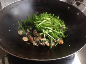 加入韭菜，翻炒几下