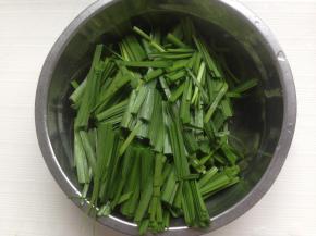 韭菜切段。