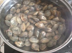 锅里的水烧开后，放入花甲