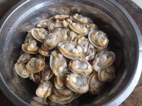 将半边没肉的壳去掉，不去也可以。在外面吃的都没有除掉壳，所以就算只炒1斤花甲看起来也一大碟。