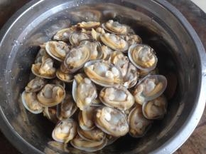 将半边没肉的壳去掉，不去也可以。在外面吃的都没有除掉壳，所以就算只炒1斤花甲看起来也一大碟。