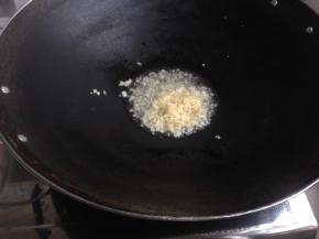 热锅下油，下姜蒜末