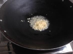 热锅下油，下姜蒜末