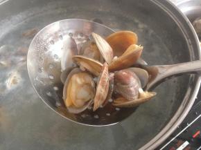 煮至花甲开口，捞起来