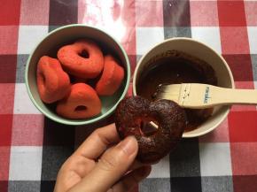 爱心海绵蛋糕刷上咖啡液