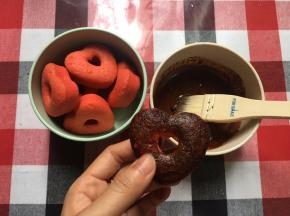 爱心海绵蛋糕刷上咖啡液