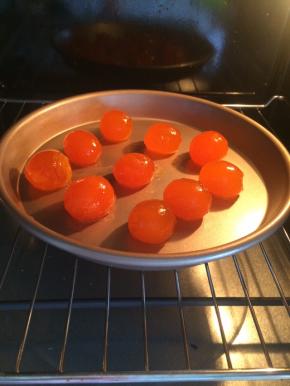 咸蛋黄事先用油泡一会，120度烤10分钟，烤干表面