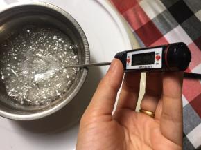 细砂糖、水和水怡混合小火加热到110度