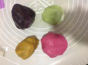 取牛奶桃山皮加各种果蔬粉，抹茶粉，或者食用色素色粉调成自已喜欢的颜色，也可以买各种颜色的桃山皮直接使用