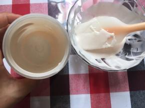 倒入巧克力，轻轻转动瓶身，让巧克力覆盖全面，冷藏1分钟，再倒入巧克力，重复倒入（一层巧克力是不够坚固的，很容易碎掉，所以要分几次把份量里的巧克力全挂在瓶身，这样才形成坚固的外壳）放冰箱冷藏1小时以上备用