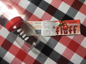 准备好一个fluff棉花糖的空瓶子，小心地把贴纸撕下来，尽量小心，确保完整