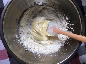 马斯卡彭奶酪软化轻打几下，加入蛋黄糖浆搅拌均匀