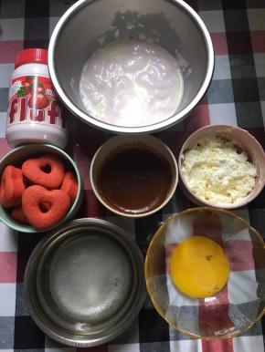 提前准备好各种材料，淡奶油加入fluff棉花糖，放进冰箱冷藏静置片刻，咖啡粉加热水加咖啡力娇酒混合均匀，细砂糖、水和水怡混合