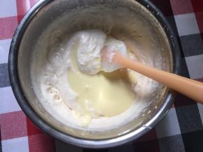 再混合好之前过筛好的蛋黄奶酪糊，搅拌均匀