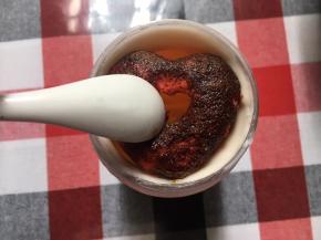 将搅拌好的马斯卡彭馅倒入瓶中，再放入一个爱心蛋糕