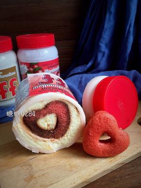 轻轻切开巧克力瓶子，看到海绵蛋糕混合着咖啡和马斯卡彭奶酪的味道……甘香馥郁