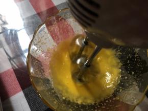 糖浆加热的同时，打发蛋黄