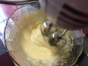 一边打发蛋黄，一边慢慢加入熬好的糖浆，一直打发至冷却