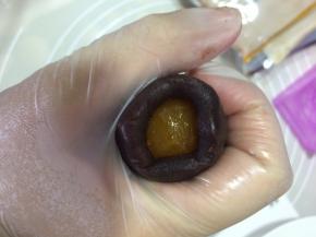 取15克豆沙包裹半颗蛋黄，因为和果子模具是40-45克的，所以用半个蛋黄就够了