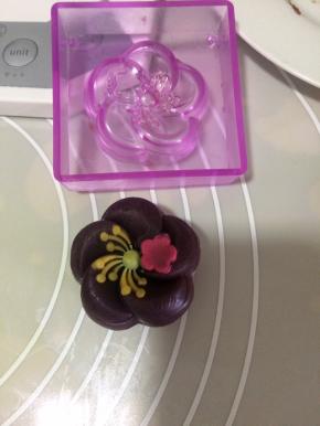 取20克桃山皮包裹住豆沙馅，放入和果子模具中，合上上盖压下去，再轻轻打开模具，就完成了，模具很好脱模，不会沾