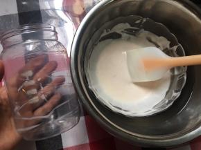 瓶身涂上一层黄油，这样方便脱模（其实是第一次这样操作，不知有没有作用，但后面脱模也比较轻松）