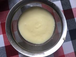为了口感细腻，过筛蛋黄乳酪糊