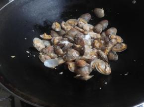 放入花甲，加盐