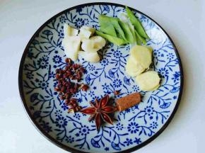 葱姜蒜切好，调料准备完成。