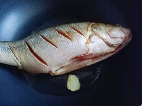 锅烧热，先用生姜擦一下锅底，(这样煎鱼不容易把鱼皮粘掉。)煎至两面金黄，盛出备用。