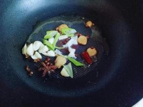 锅中加入葱姜蒜，八角，桂皮，花椒，炒香。