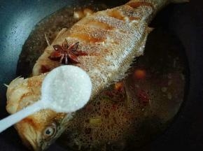 放入煎好的鱼，倒入料酒。加入盐。