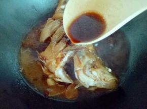 加入开水大火烧开，转小火等鱼烧到鱼身可以用铲子拨动，翻炒后加入糖调味，等汤汁收的微浓时，用勺子盛汤往鱼身上浇。反复多次。