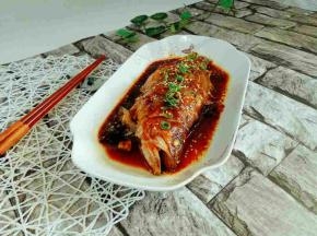 鱼熟，汁浓，装入盘中，撒上熟白芝麻，葱花点缀。