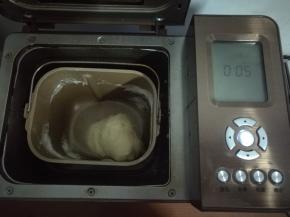 所有材料除去馅料全部放入面包桶，启动和面程序10分钟揉成面团。