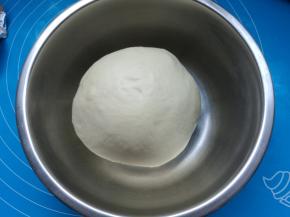 面团收圆放回盆内，盖保鲜膜进行基础发酵。