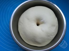 面团发酵到2倍大，用手指沾干面粉戳个洞不回缩不塌陷表示发酵完成。