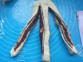 压扁，用刮板或刀切成三条，但需注意一头不切断。